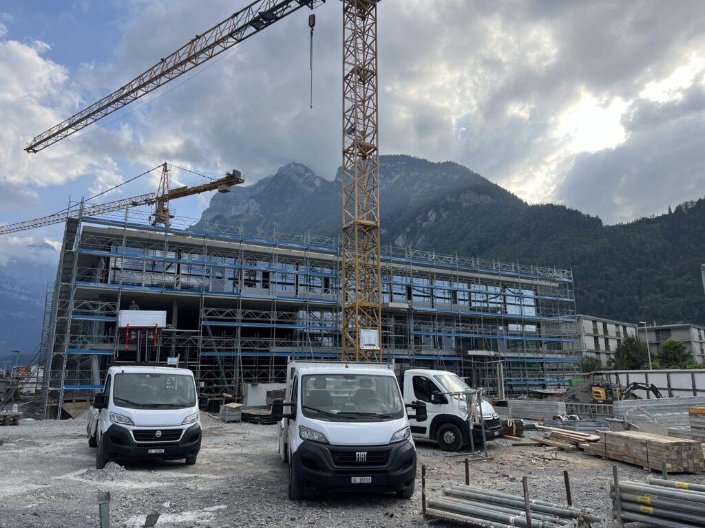 Gerüstbau auf einer Schweizer Baustelle