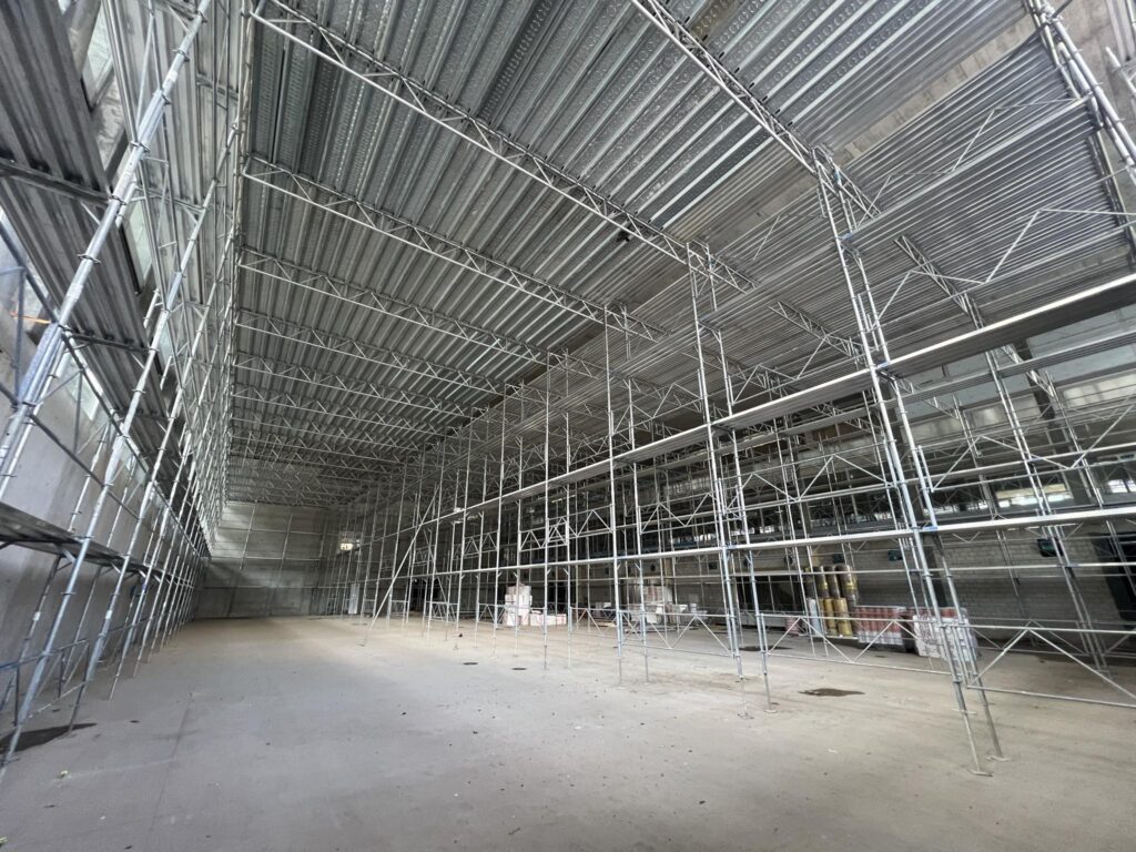 Flächengerüst in einer Halle